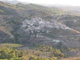 Un village bien accroché à la colline, avec ses vieilles rues et de jolies pierres