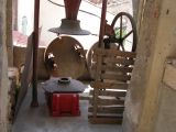 Il faut traverser l'entrée de la maison d'Henri Bonneau, et un vieux pressoir est resté sur la terrasse. Ensuite un dédale d'escaliers donne sur différentes caves, sous son habitation !