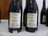 Retour à la cave, et quelques essais nous sont proposés. Par exemple un échantillon de syrah venant de Maucoil, élevé en barrique et en cuve. Immense avantage à la barrique !