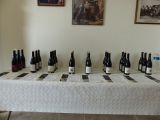 Une autre table reçoit les vins du millésime 2014, tout juste mis en bouteilles ou qui vont l'être prochainement, et des millésimes récents.
