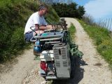 Il faut être deux, un qui démarre le treuil et surveille pour l'arrêter au bon moment, et l'autre derrière la charrue. C'est un treuil forestier, fixé sur un petit chenillard et il faut savoir bricoler